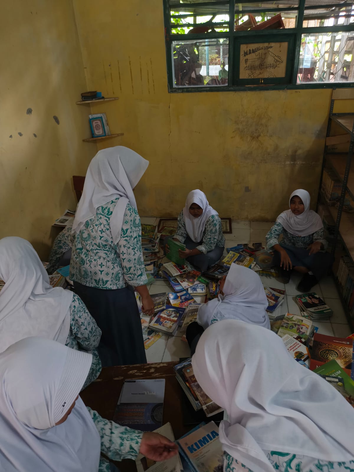 Penyusunan kembali perpustakaan sekolah MAS NURUL ISLAM